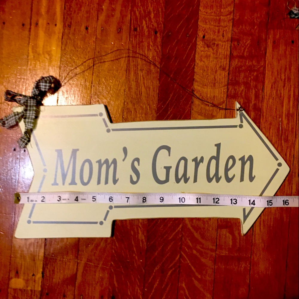 Wooden plaque “Mom’s Garden”